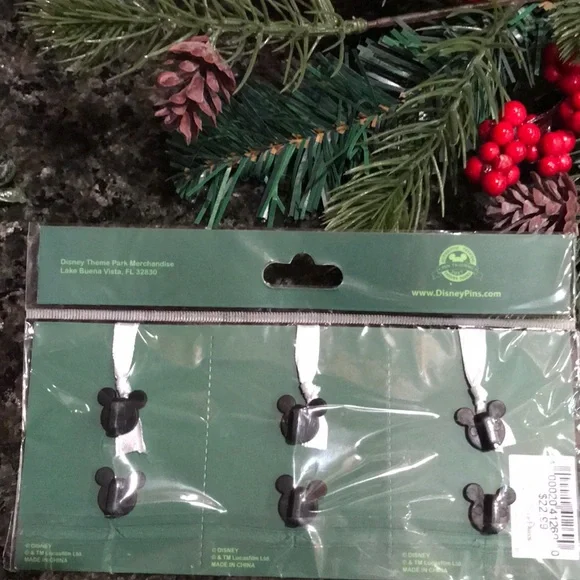 NWT Star Wars Christmas tree ornament pins - Picture 3 of 3